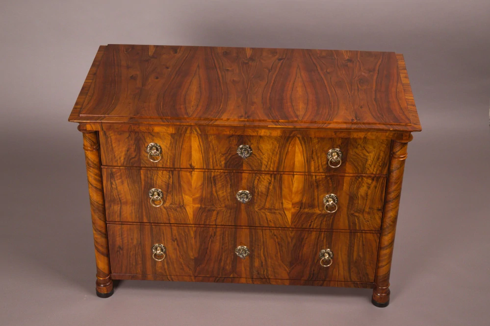 Biedermeier komoda z pozůstalost Naděždy Kniplové