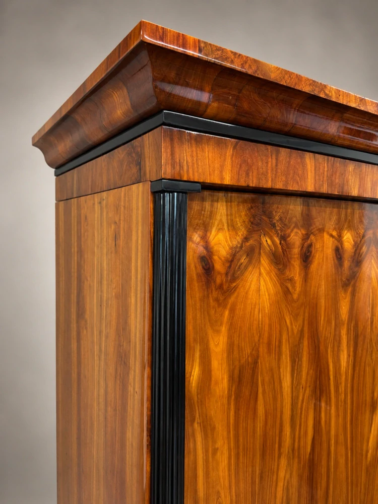 Biedermeier skříň – třešeň, kolem 1820–1830, provenience zámek Brantice