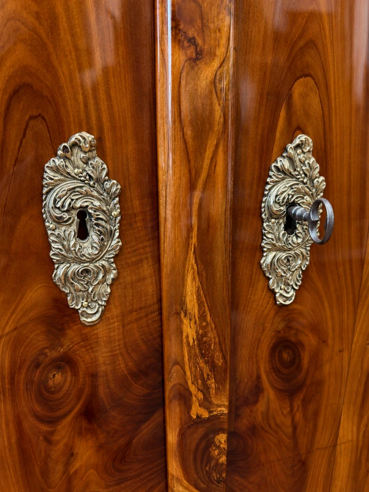Biedermeier skříň – třešeň, kolem 1820–1830, provenience zámek Brantice