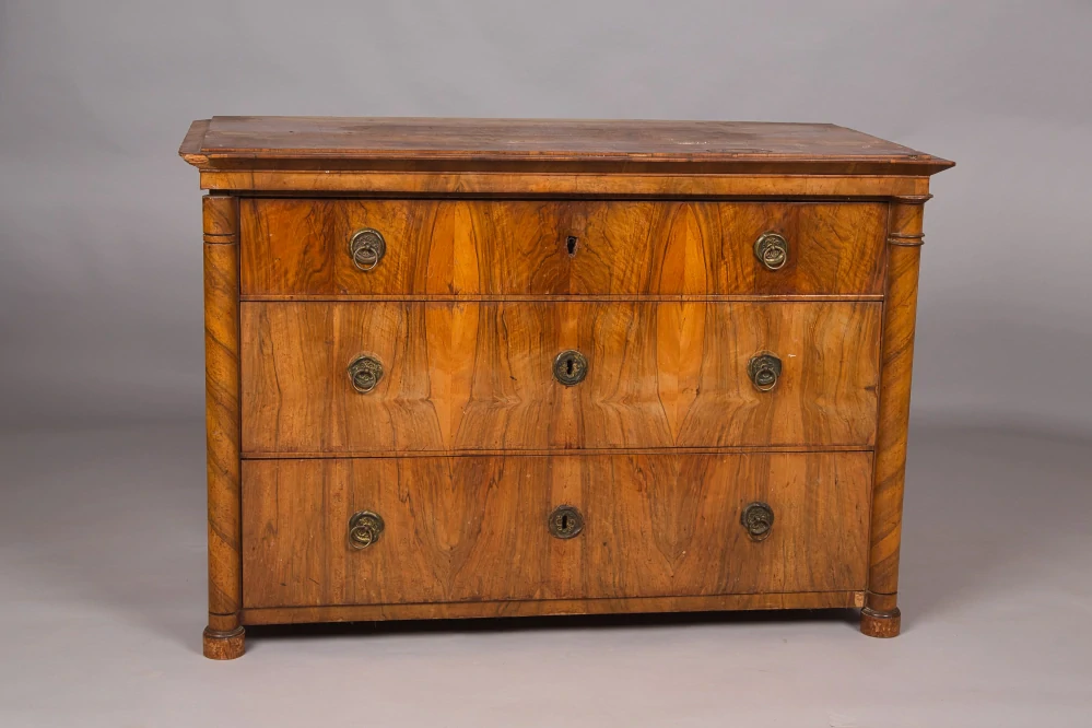 Biedermeier komoda z pozůstalost Naděždy Kniplové