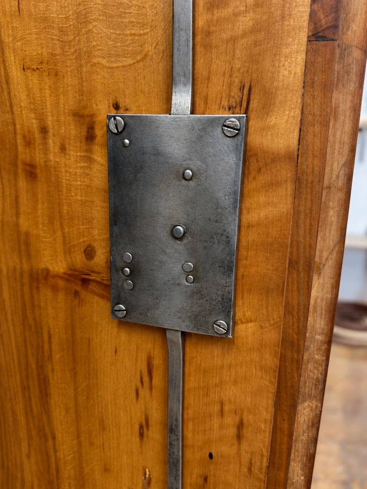Biedermeier skříň – třešeň, kolem 1820–1830, provenience zámek Brantice